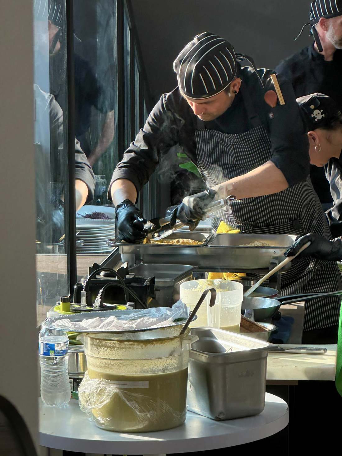 Brigada TEMPO en cocina de evento